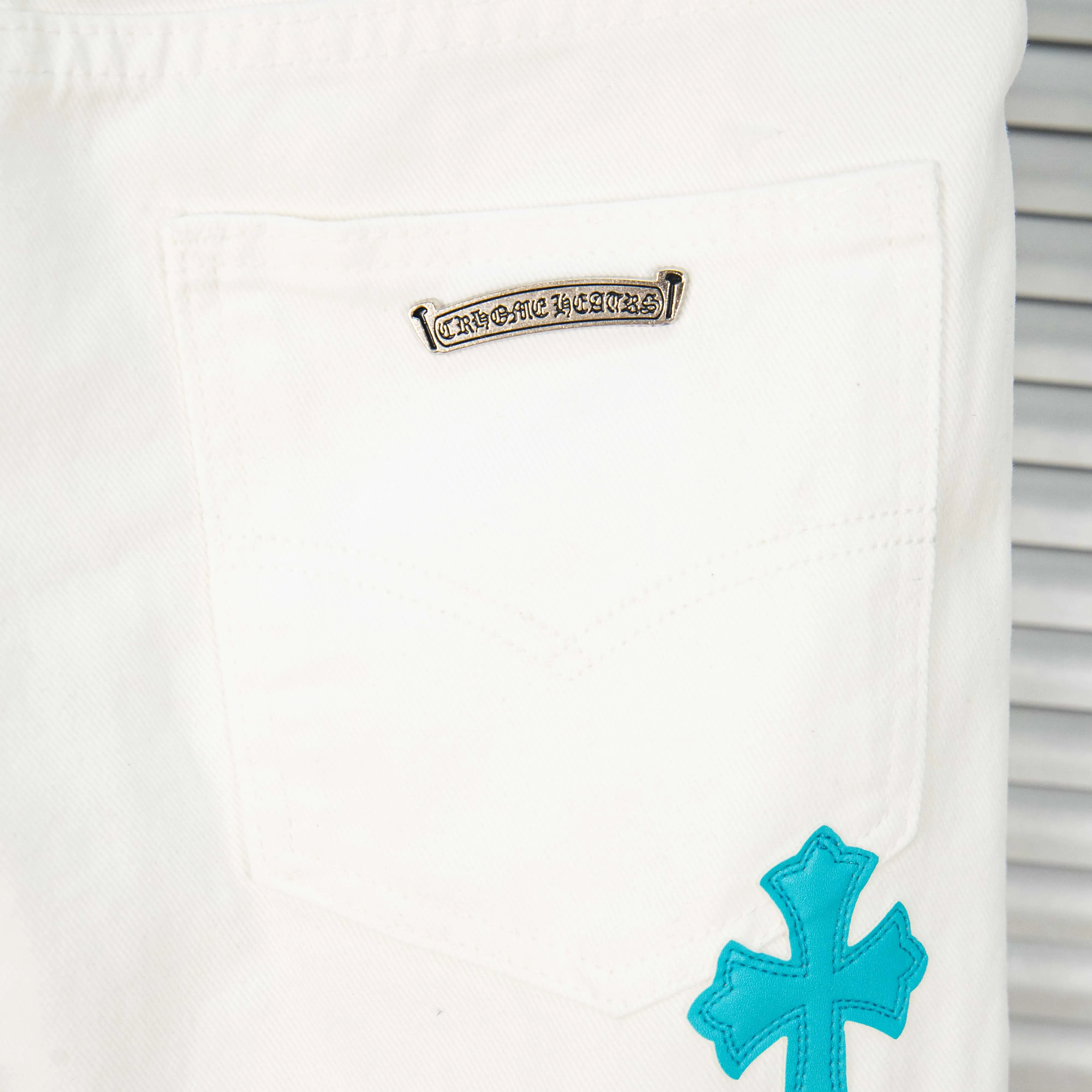 P220 (high version, running quantity) Chrome Hearts white pants, green leather, hot style patchwork couple's bestie jeans. CH jeans need to be washed and then disassembled and hand-ordered with sheepskin cross leather and then spliced ​​together. The whole piece has too many craftsmanship to describe. The patches are decorated with cross flowers, and the high-waisted washed jeans! ! Absolutely high-end luxury products, god-level single products and super popular products, made with top heavy industry, a must-see magic weapon. Customized hardware. The fabric is thick and soft after washing. It has good breathability. Customized small leather label. Unique design. The details are simple and elegant, and the workmanship is exquisite. The entire trousers are neatly routed and the details are in place! It’s so cool that both men and women can easily control the genderless trend! Style number: 1816# Color: white pants and green leather Size: 28 30 32 34 36